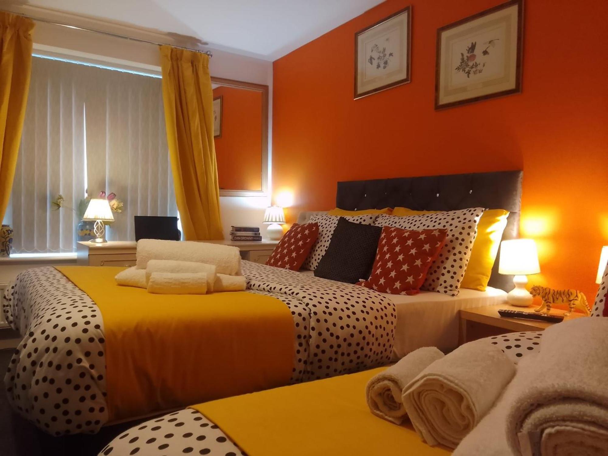 Ideal Home & Cottage Inviting 4 Bedroom Apartments Walsall Exteriör bild